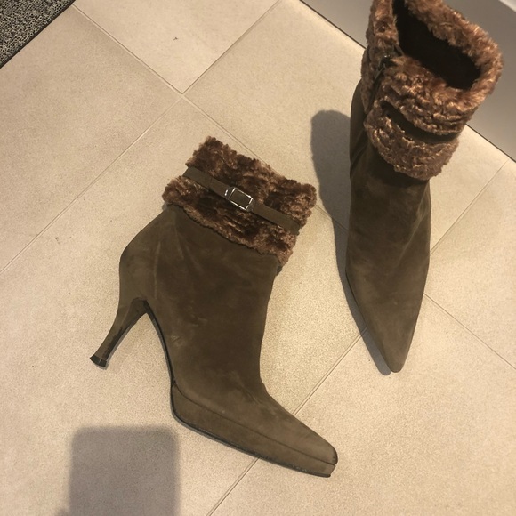 Stuart Weitzman taupe suede platform sheepskin top - Picture 7 of 7